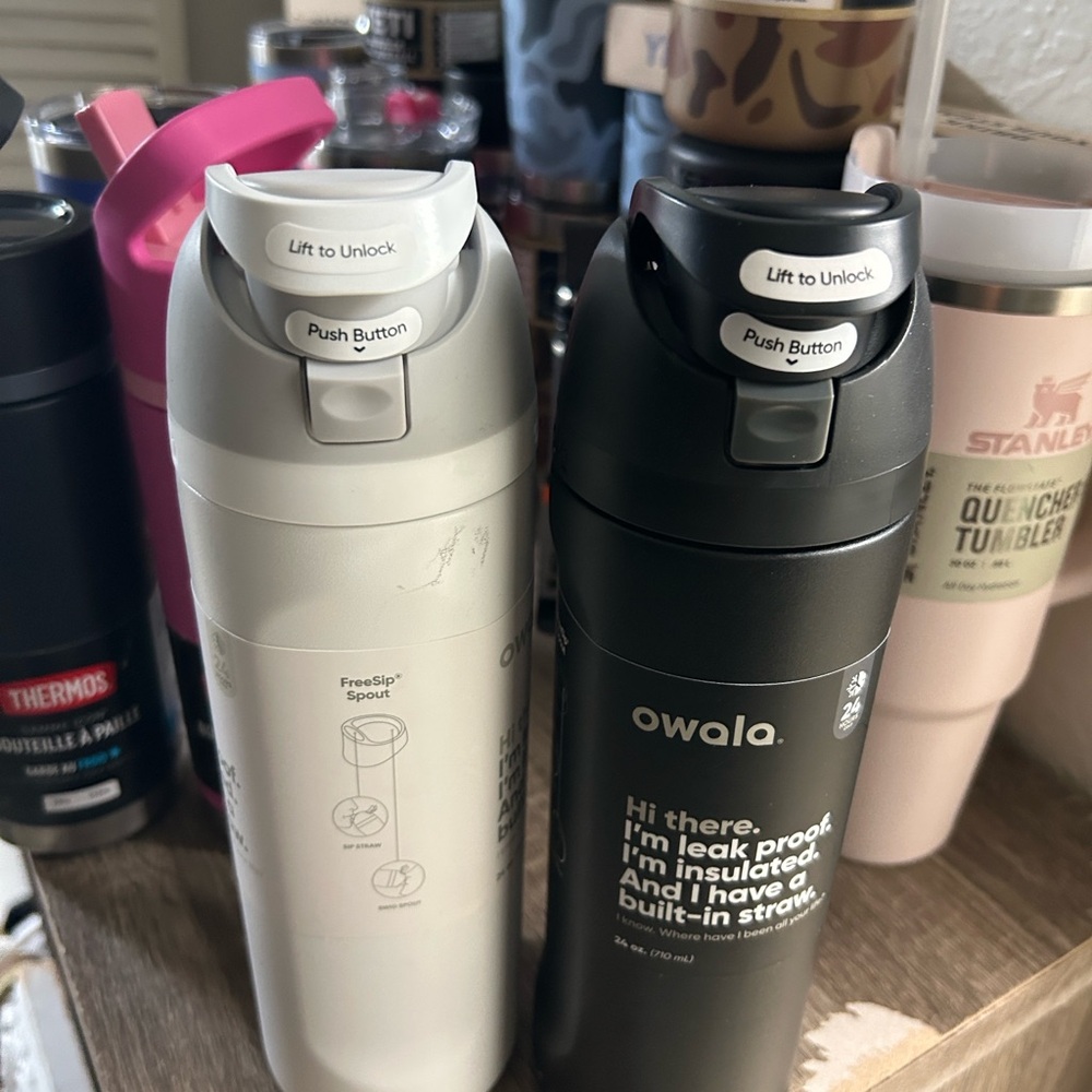 Two Owala 24oz shy marshmallow & very very dark travel SET Water Bottles +handle